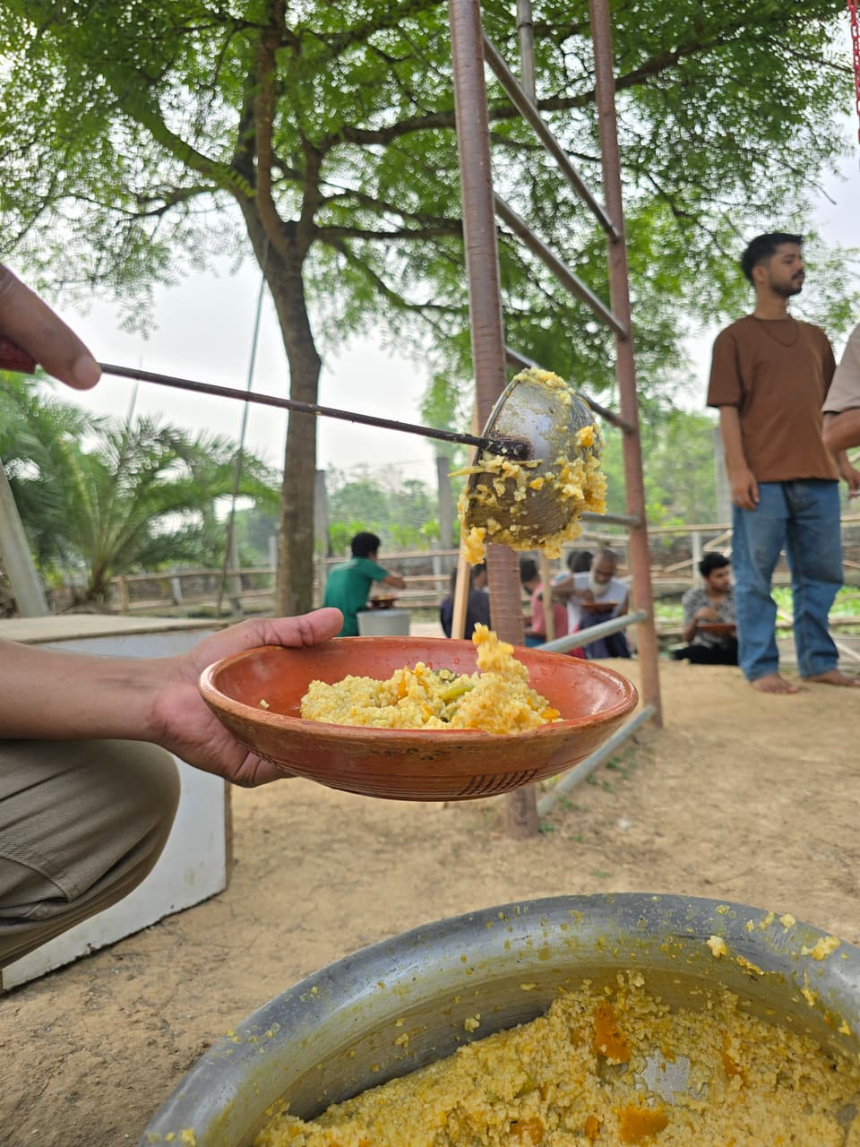মাটির প্লেটে খিচুড়ি পরিবেশন করা হচ্ছে