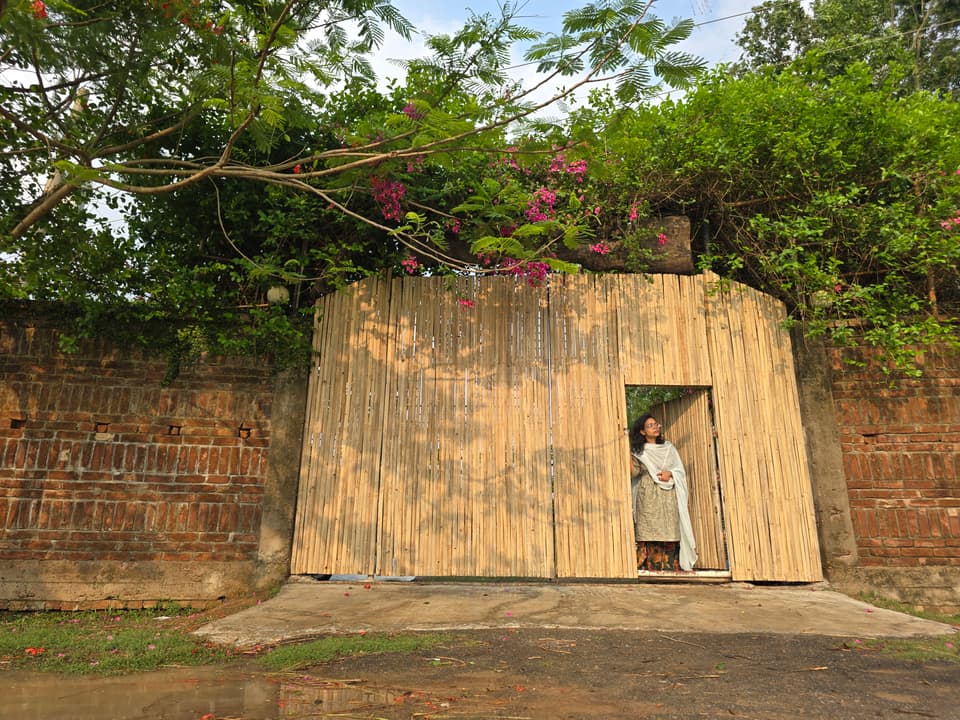 রিতার গ্রামের বাড়ির বাঁশের প্রবেশদ্বার