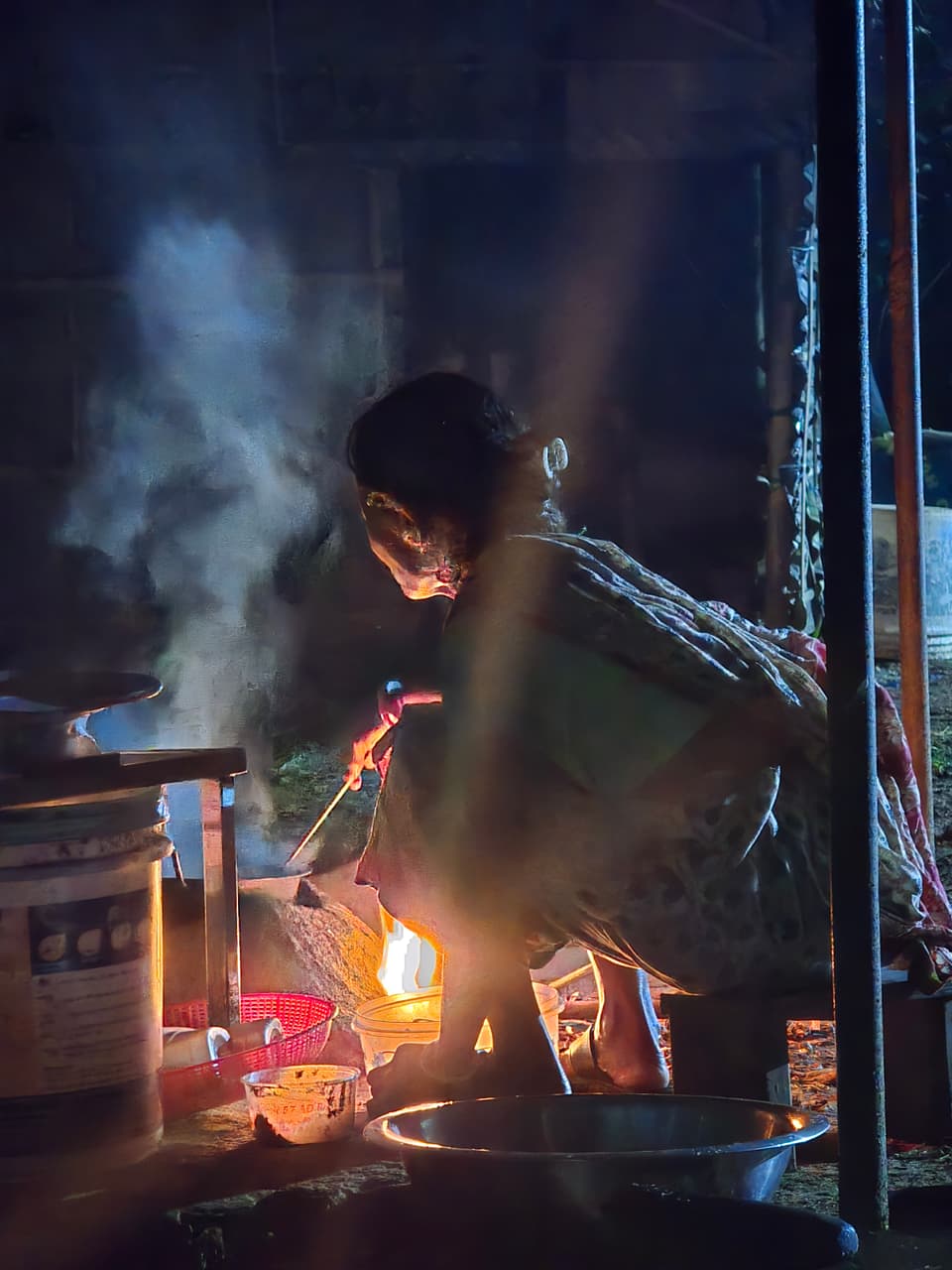 রাতের আলোয় রান্নার দৃশ্য